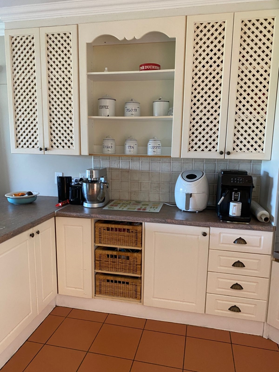 5 Bedroom Property for Sale in Seafield Eastern Cape